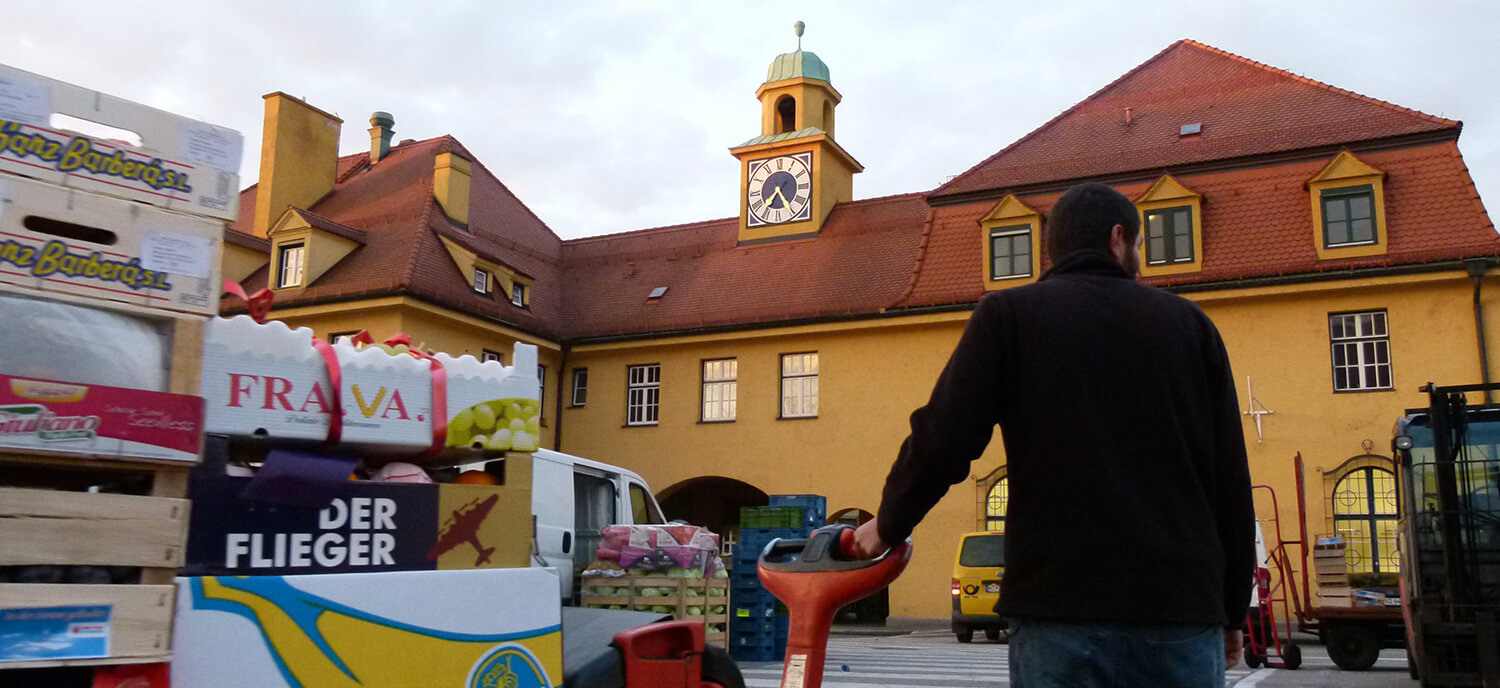 Obst-Lieferung vor Gaststätte, Großmarkt München